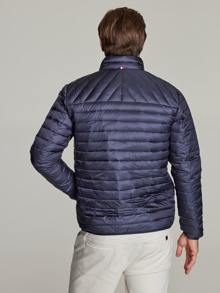 Luc dunjakke 7249241_JeanPaul_S22_LucDunjakke_5_EM6_BLÅ_2299_Modell_Front (4).jpg_