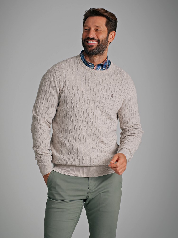 Coast kabelstrikket genser 7249549_I2X-REDFORD-S22-Modell-Front_chn=match_8521.jpg_Front||Front