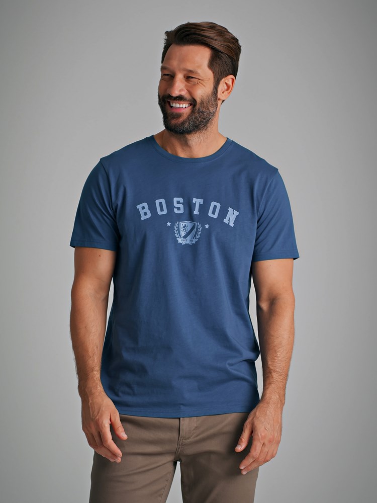 Frank t-skjorte 7249584_EHG-REDFORD-S22-Modell-Front_chn=match_63680.jpg_Front||Front