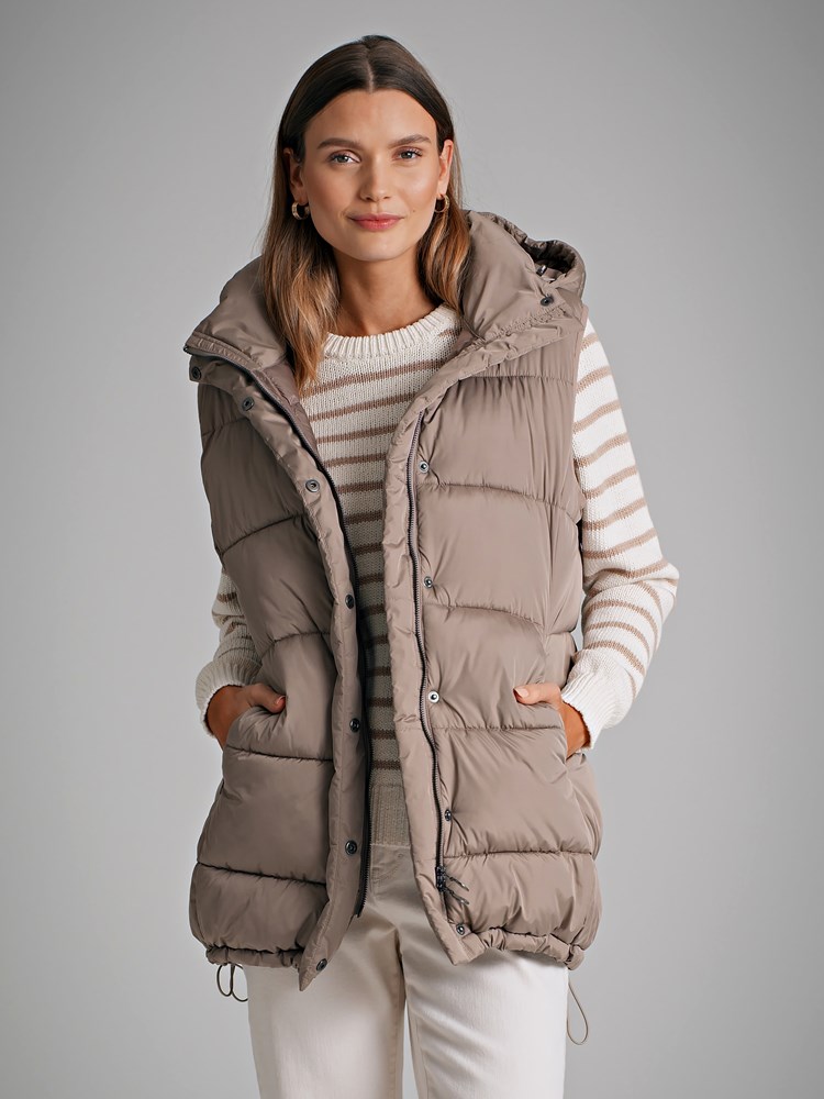 Pernille vest 7249663_I6B-MARIEPHILIPPE-S22-Modell-Front_chn=match_53980_Pernille vest I6B_Pernille vest I6B 7249663.jpg_Front||Front