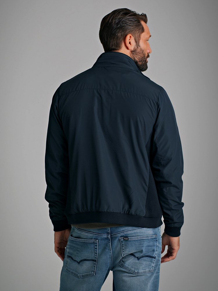 Matteo jakke 7249676_EMW-MARIOCONTI-S22-Modell-Back_chn=match_97522_Matteo jakke EMW.jpg_Back||Back