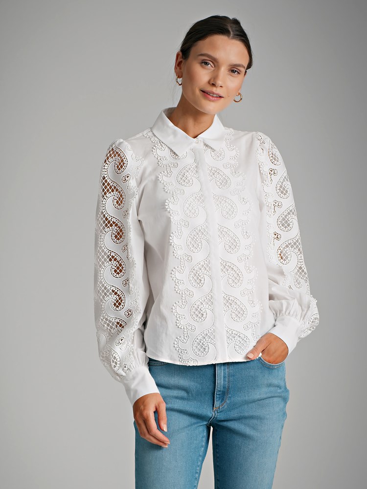 Embla bluse 7250201_O68-DONNA-S22-Modell-Front_chn=match_93221_Embla bluse O68.jpg_Front||Front