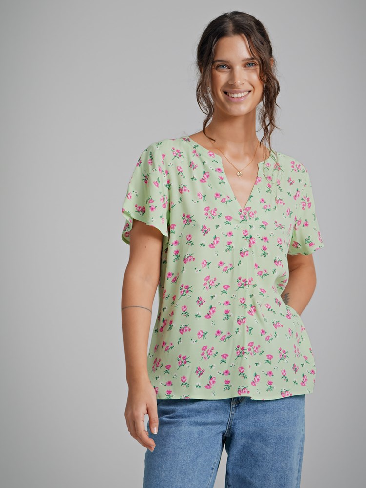 Ariel printet bluse 7250345_GEE-VAVITE-H22-Modell-Front_chn=match_8692_Ariel printet bluse GEE_Ariel printet bluse GEE 7250345.jpg_Front||Front