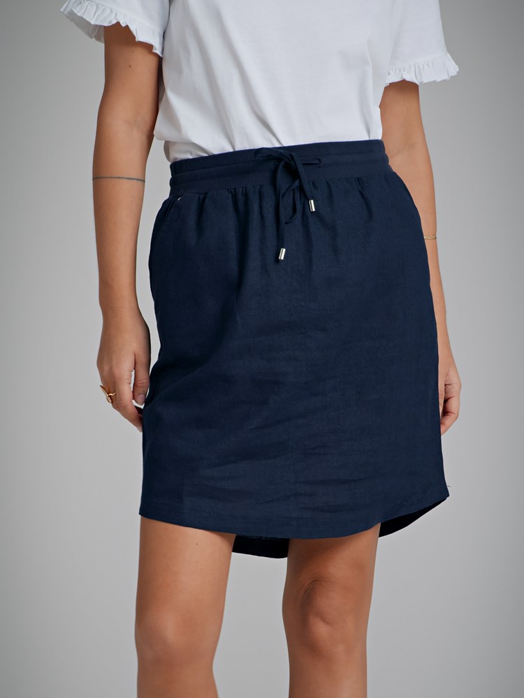 Mary skjørt 7250356_EM1-VAVITE-H22-Modell-Front_chn=match_4228_Mary skjørt EM1_Mary skjørt EM1 7250356.jpg_Front||Front