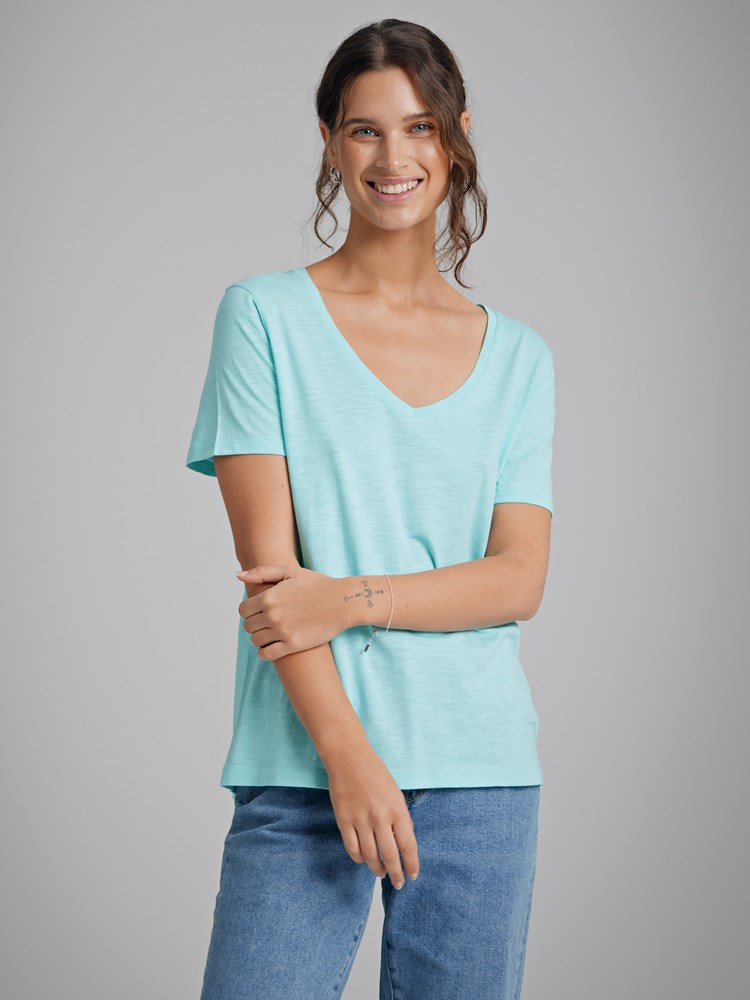 Olivia v-hals t-skjorte 7250403_E8L-VAVITE-H22-Modell-Front_chn=match_2027_Olivia v-hals t-skjorte E8L_Olivia v-hals t-skjorte E8L 7250403.jpg_Front||Front