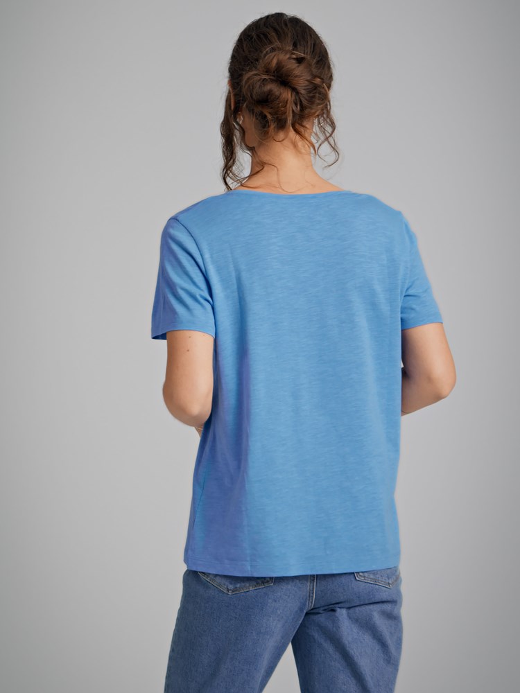 Olivia v-hals t-skjorte 7250403_ECP-VAVITE-H22-Modell-Back_chn=match_6902_Olivia v-hals t-skjorte ECP_Olivia v-hals t-skjorte ECP 7250403.jpg_Back||Back