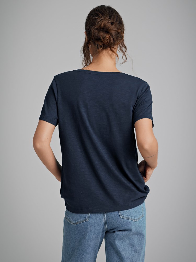 Olivia v-hals t-skjorte 7250403_EM1-VAVITE-H22-Modell-Back_chn=match_6879_Olivia v-hals t-skjorte EM1_Olivia v-hals t-skjorte EM1 7250403.jpg_Back||Back