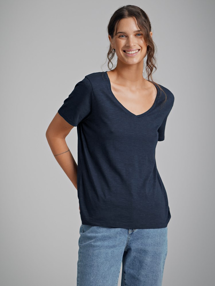 Olivia v-hals t-skjorte 7250403_EM1-VAVITE-H22-Modell-Front_chn=match_250_Olivia v-hals t-skjorte EM1_Olivia v-hals t-skjorte EM1 7250403.jpg_Front||Front
