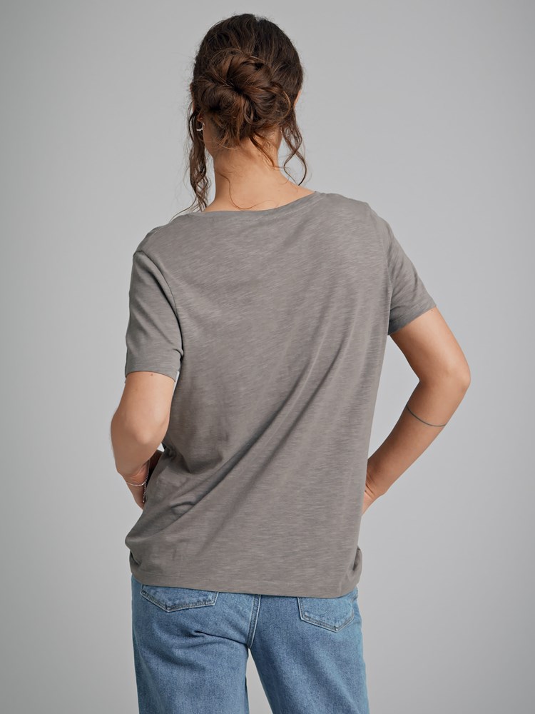Olivia v-hals t-skjorte 7250403_GJW-VAVITE-H22-Modell-Back_chn=match_9818_Olivia v-hals t-skjorte GJW_Olivia v-hals t-skjorte GJW 7250403.jpg_Back||Back