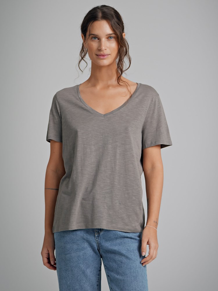 Olivia v-hals t-skjorte 7250403_GJW-VAVITE-H22-Modell-Front_chn=match_8264_Olivia v-hals t-skjorte GJW_Olivia v-hals t-skjorte GJW 7250403.jpg_Front||Front