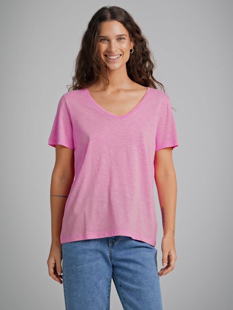 Olivia v-hals t-skjorte 7250403_MMC-VAVITE-H22-Modell-Front_chn=match_7249_Olivia v-hals t-skjorte MMC_Olivia v-hals t-skjorte MMC 7250403.jpg_Front||Front