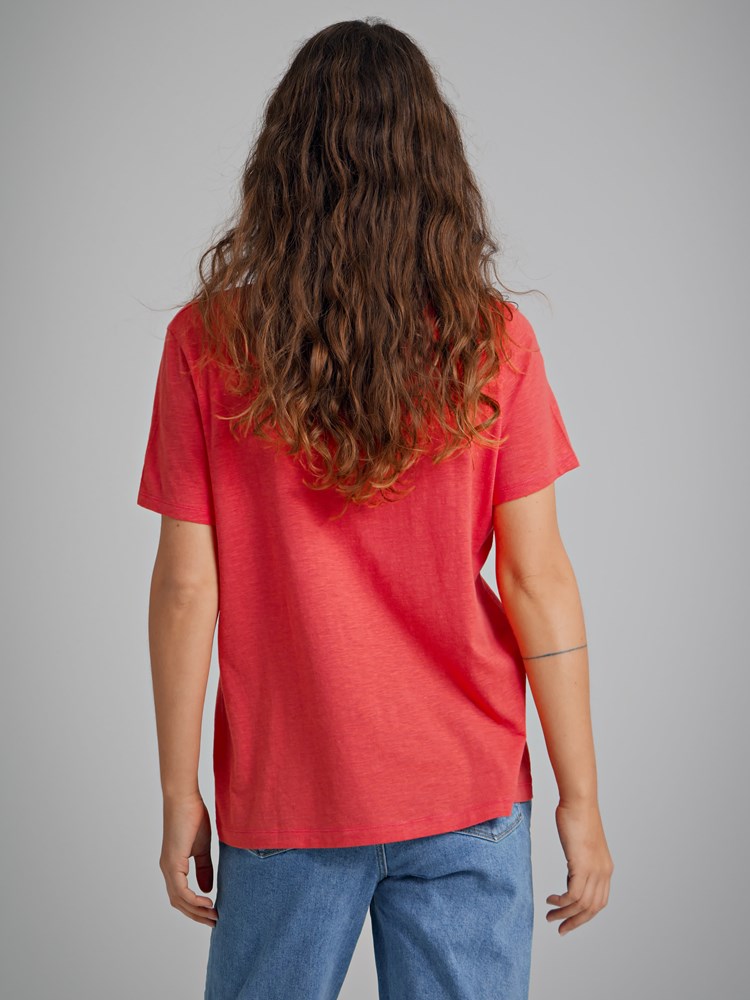 Olivia v-hals t-skjorte 7250403_MTO-VAVITE-H22-Modell-Back_chn=match_2496_Olivia v-hals t-skjorte MTO_Olivia v-hals t-skjorte MTO 7250403.jpg_Back||Back