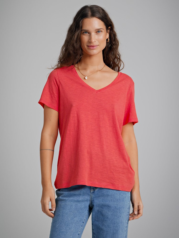 Olivia v-hals t-skjorte 7250403_MTO-VAVITE-H22-Modell-Front_chn=match_2545_Olivia v-hals t-skjorte MTO_Olivia v-hals t-skjorte MTO 7250403.jpg_Front||Front