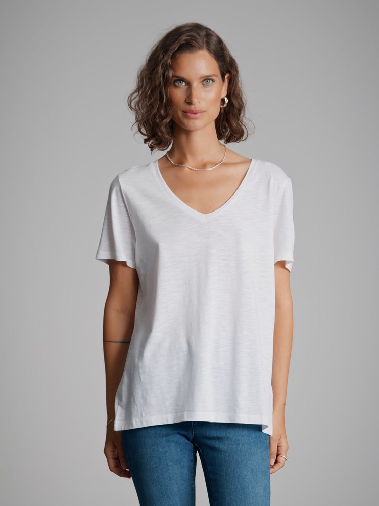 Olivia v-hals t-skjorte 7250403_O68-VAVITE-H22-Modell-Front_chn=match_1103_Olivia v-hals t-skjorte O68_Olivia v-hals t-skjorte O68 7250403.jpg_Front||Front