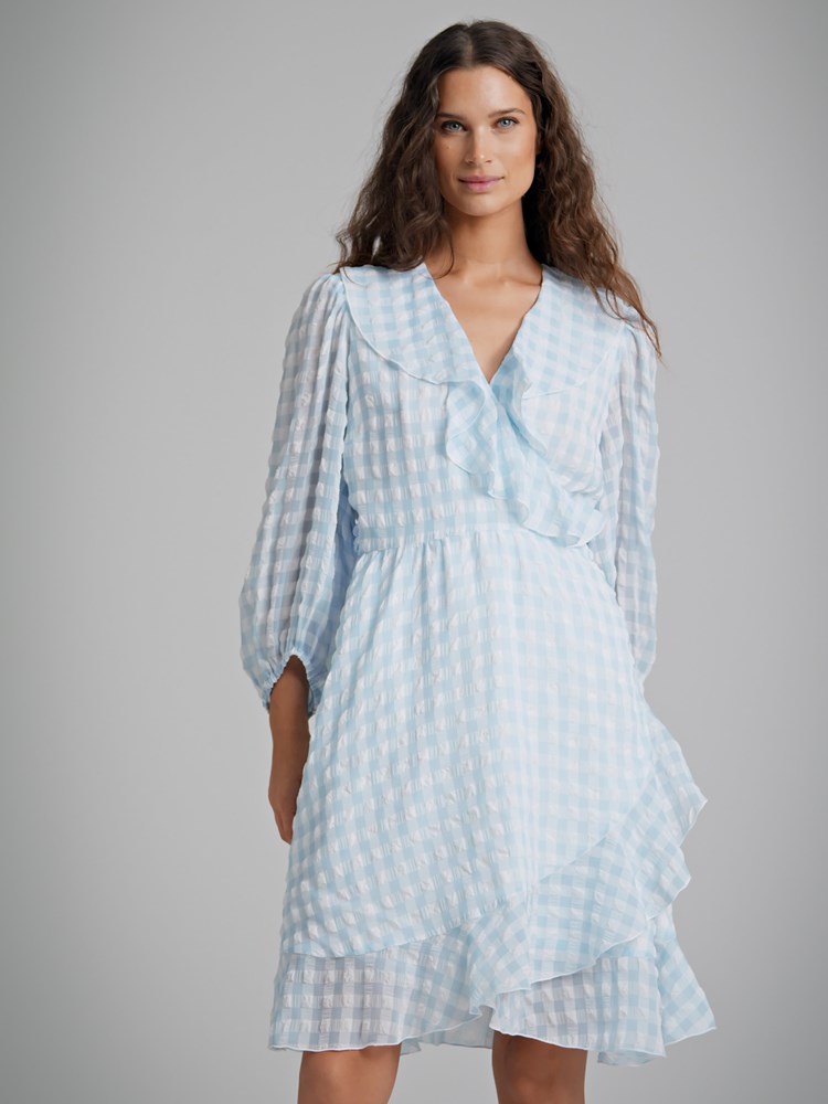 Gingham omslagskjole 7250433_ENS-DONNA-H22-Modell-Front_chn=match_1050_Gingham omslagskjole ENS_Gingham omslagskjole ENS 7250433.jpg_Front||Front