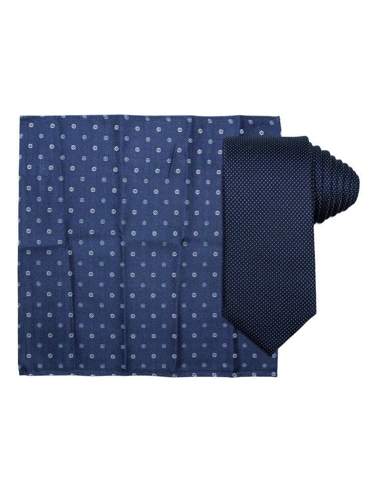 X-Plizit silkeslips og lommetørkle 7250869 _EM1-INTEX-S22-front_X-Plizit silkeslips og lommetørkle EM1_X-PLIZIT SILKESLIPS+LOMMETØRKL.jpg_Front||Front