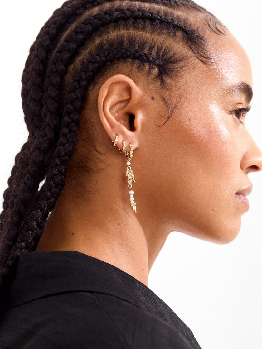 7254113 Q1G 7254113_Q1G_PILGRIM_oredobber_gold_dame_herre_unisex_A26_1_Eddy Organic Shaped Hoops Q1G.jpg_