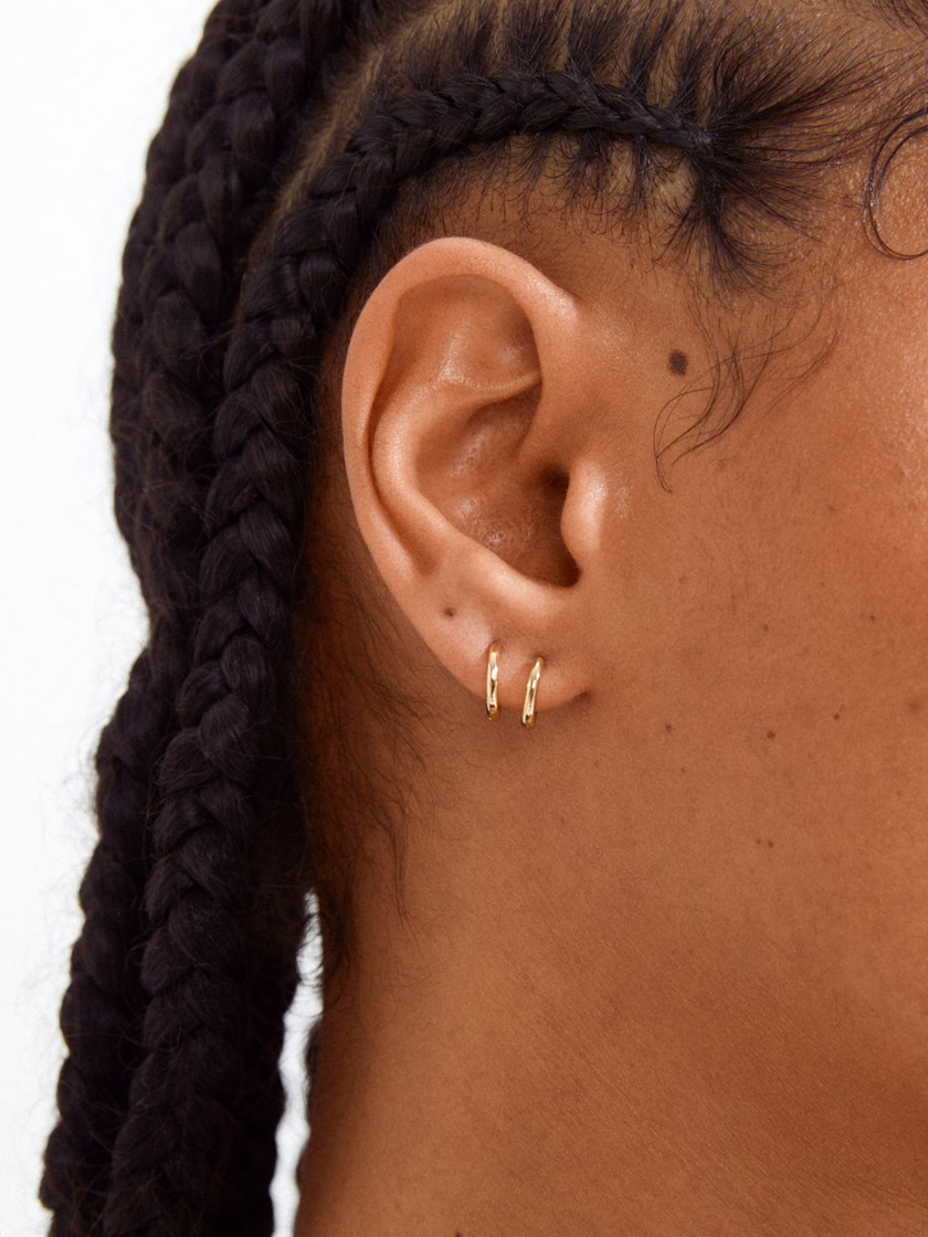 7254115 Q1G 7254115_Q1G_PILGRIM_oredobber_gold_dame_herre_unisex_A26_4_Eanna Huggie Hoops Q1G.jpg_
