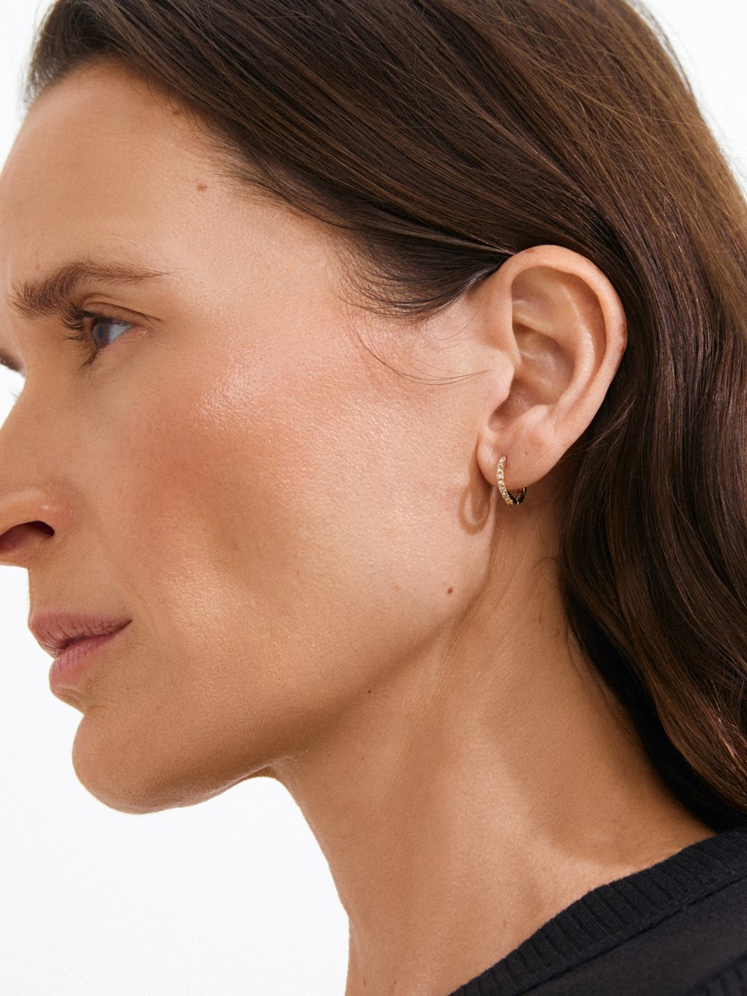 7254117 Q1G 7254117_Q1G_PILGRIM_oredobber_dame_herre_unisex_gold_A26_2_Ebna Small Crystal Hoops Q1G.jpg_