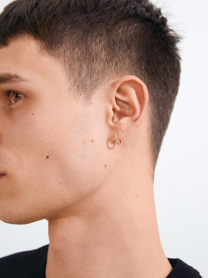 7254117 Q1G 7254117_Q1G_PILGRIM_oredobber_dame_herre_unisex_gold_A26_3_Ebna Small Crystal Hoops Q1G.jpg_