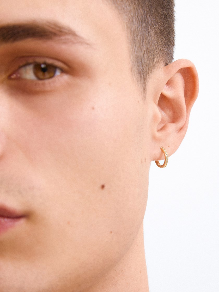 7254117 Q1G 7254117_Q1G_PILGRIM_oredobber_dame_herre_unisex_gold_A26_5_Ebna Small Crystal Hoops Q1G.jpg_