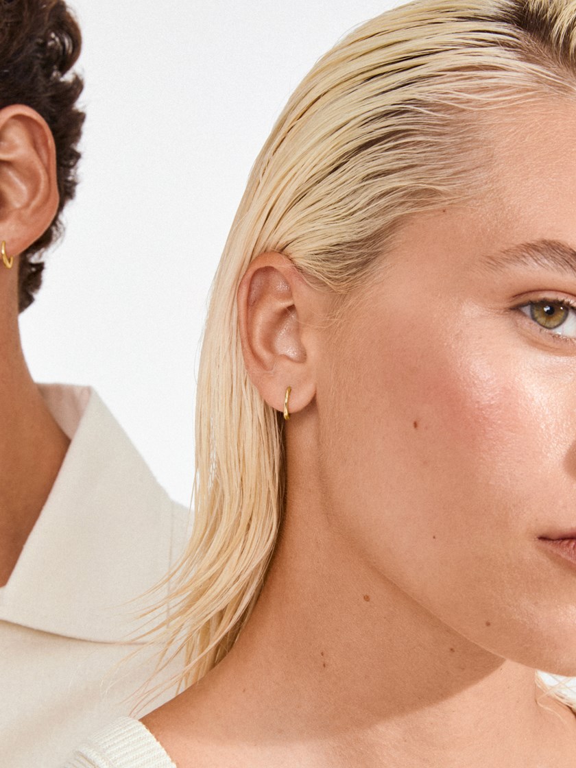 7254118 Q1G 7254118_Q1G_PILGRIM_oredobber_gold_dame_herre_unisex_A26_2_Eanna Small Hoops Q1G.jpg_