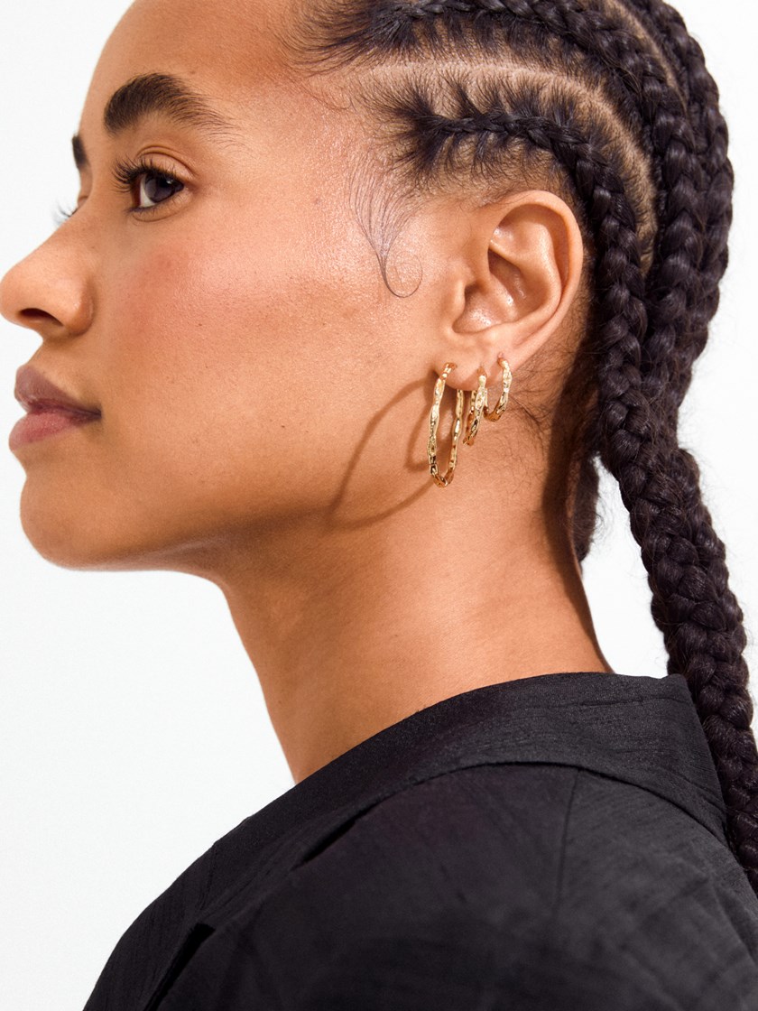 7254122 Q1G 7254122_Q1G_PILGRIM_oredobber_gold_dame_A26_6_Eddy  Organic Shaped Hoops Q1G.jpg_