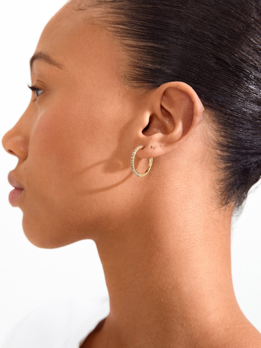 7254123 Q1G 7254123_Q1G_PILGRIM_oredobber_gold_dame_A26_3_Ebna Large Crystal Hoops Q1G.jpg_