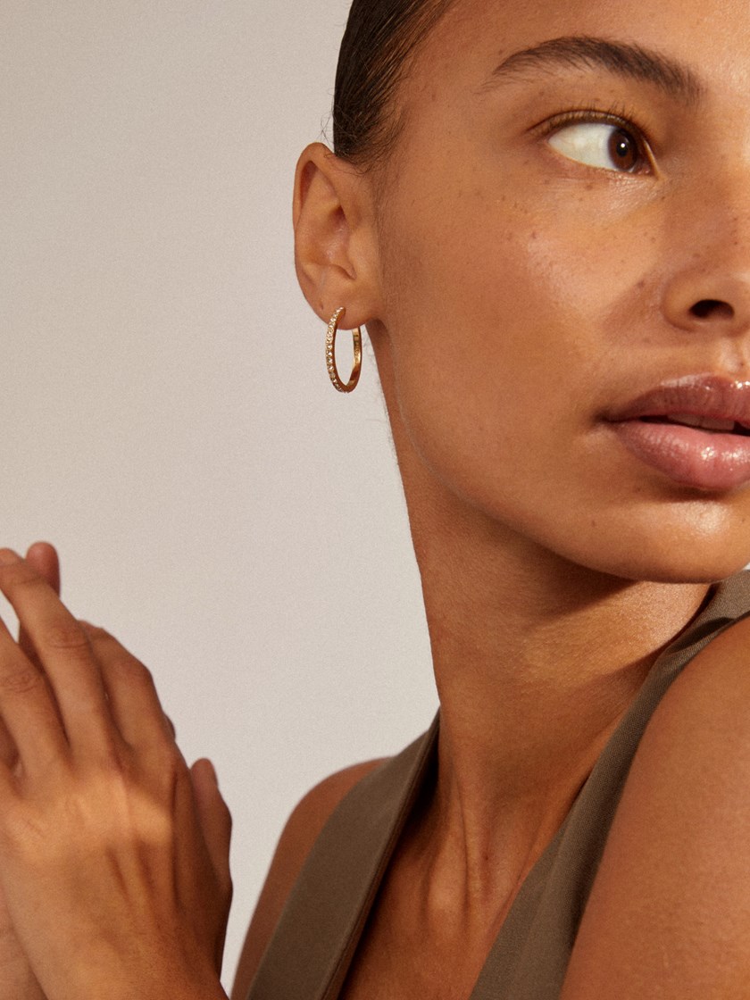 7254126 Q1G 7254126_Q1G_PILGRIM_oredobber_gold_dame_A26_3_Ebna Maxi Crystal Hoops Q1G.jpg_