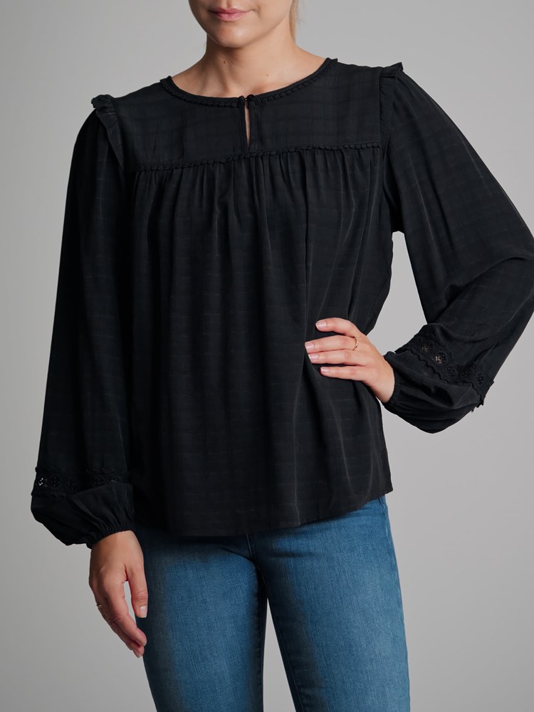 Avah bluse 7500171_CAB-VAVITE-A22-modell-Front_Avah bluse CAB_Avah bluse CAB 7500171.jpg_Front||Front