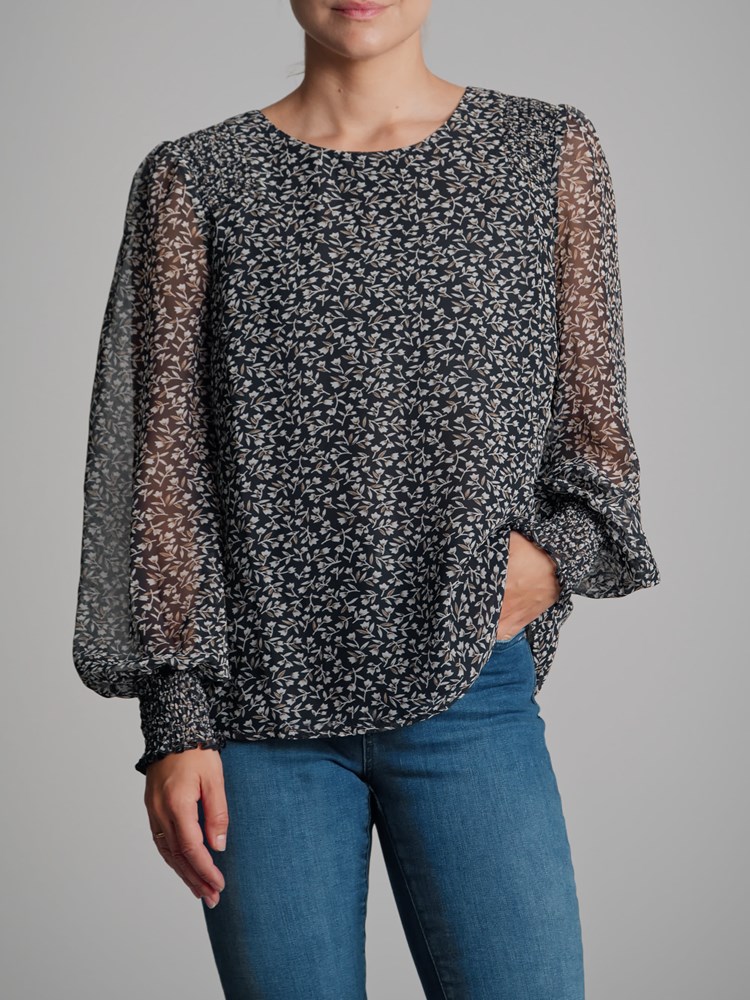 Lucette mønstret  bluse 7500203_CAB-VAVITE-A22-Modell-Front_chn=match_9820_Lucette mønstret  bluse CAB_Lucette mønstret  bluse CAB 7500203.jpg_Front||Front