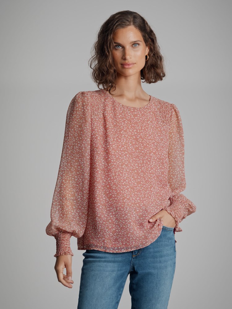 Lucette mønstret  bluse 7500203_MPQ-VAVITE-A22-Modell-Front_chn=match_1464_Lucette mønstret  bluse MPQ_Lucette mønstret  bluse MPQ 7500203.jpg_Front||Front