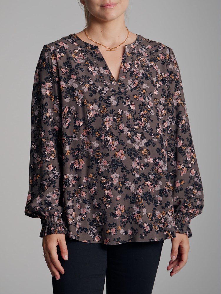 Ariella bluse 7500204_AHG-VAVITE-A22-Modell-Front_chn=match_6157_Ariella bluse AHG_Ariella bluse AHG 7500204.jpg_Front||Front