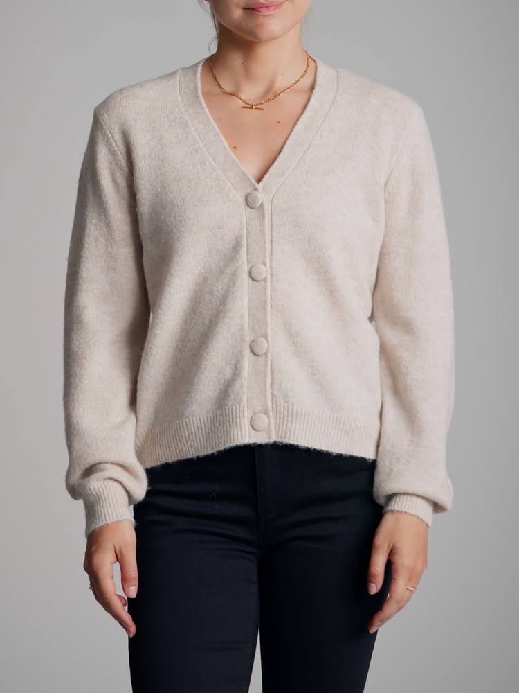 Serena v-hals cardigan 7500218_I4I-VAVITE-A22-Modell-Front_chn=match_7418_Serena v-hals cardigan I4I_Serena v-hals cardigan I4I 7500218.jpg_Front||Front