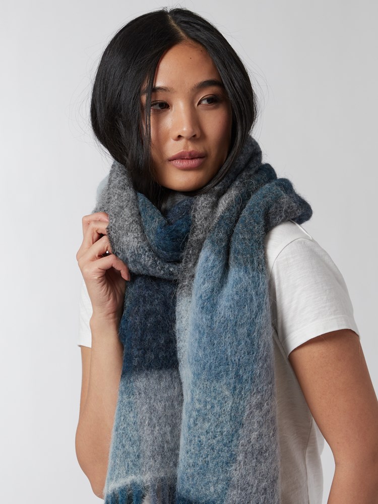 Minetta skjerf 7500228_EPC-JEANPAUL-A22-Modell-Front_5620_Minetta skjerf EPC_Minetta skjerf EPC 7500228.jpg_Front||Front