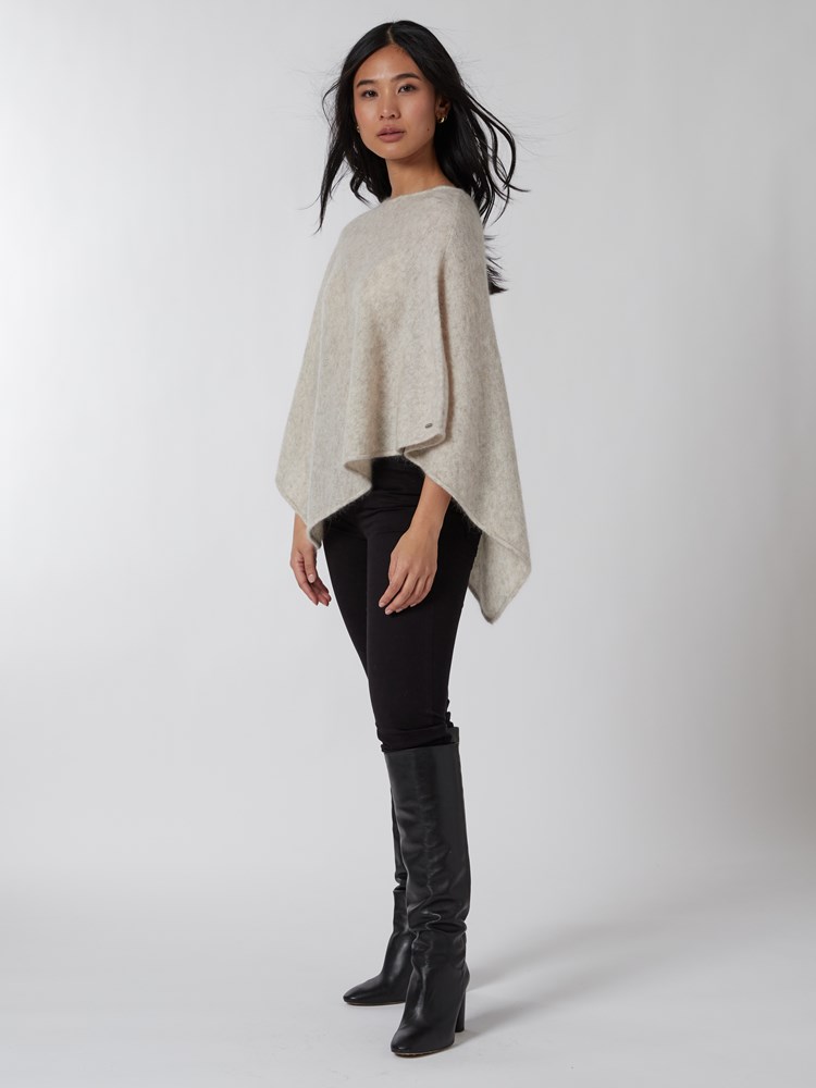 Lotty poncho 7500265_I3O-JEANPAUL-A22-Modell-Front_3391_Lotty poncho I3O_Lotty poncho I3O 7500265.jpg_Front||Front