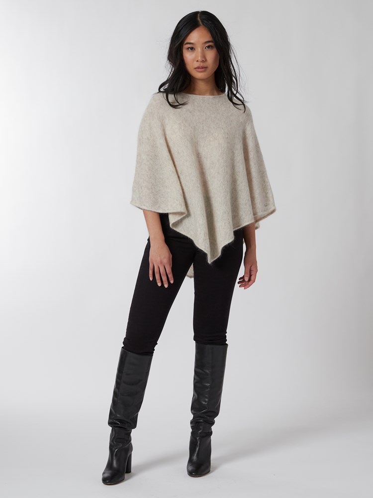 Lotty poncho 7500265_I3O-JEANPAUL-A22-Modell-Front_6925_Lotty poncho I3O_Lotty poncho I3O 7500265.jpg_Front||Front