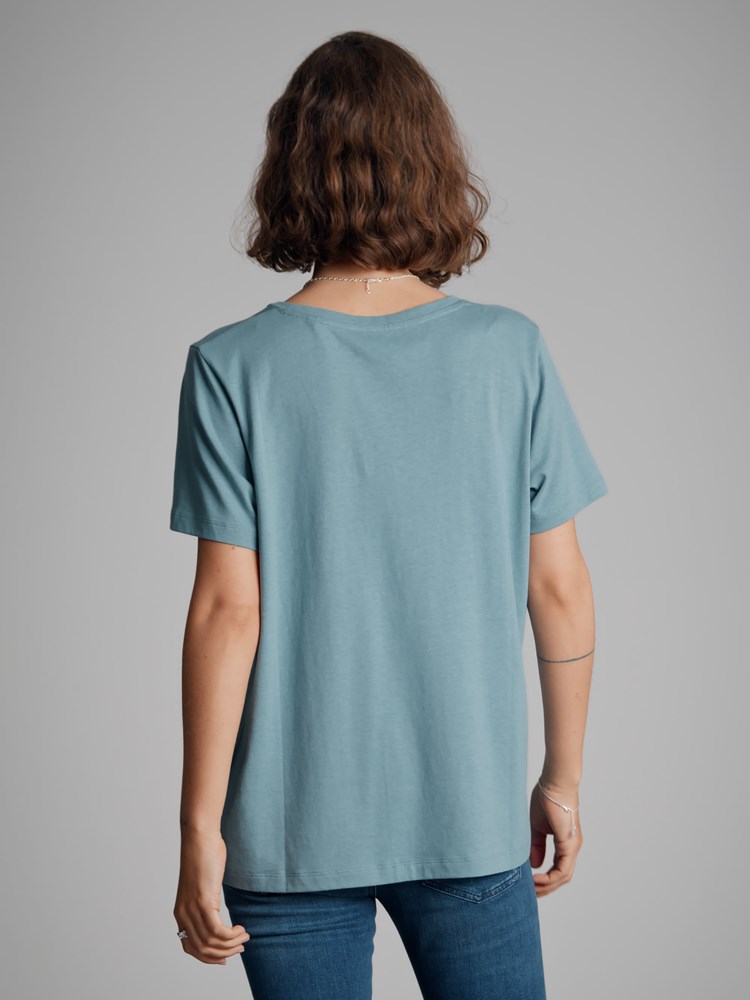 Olivia v-hals t-skjorte 7500280_EBQ-VAVITE-A22-Modell-Back_chn=match_5044_Olivia v-hals t-skjorte EBQ_Olivia v-hals t-skjorte EBQ 7500280.jpg_Back||Back