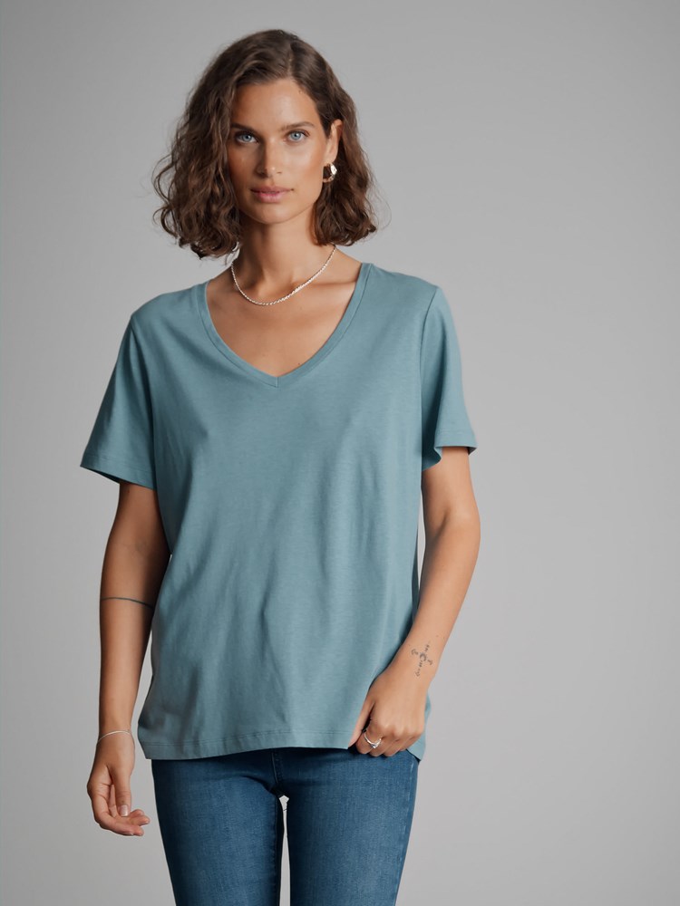 Olivia v-hals t-skjorte 7500280_EBQ-VAVITE-A22-Modell-Front_chn=match_1315_Olivia v-hals t-skjorte EBQ_Olivia v-hals t-skjorte EBQ 7500280.jpg_Front||Front
