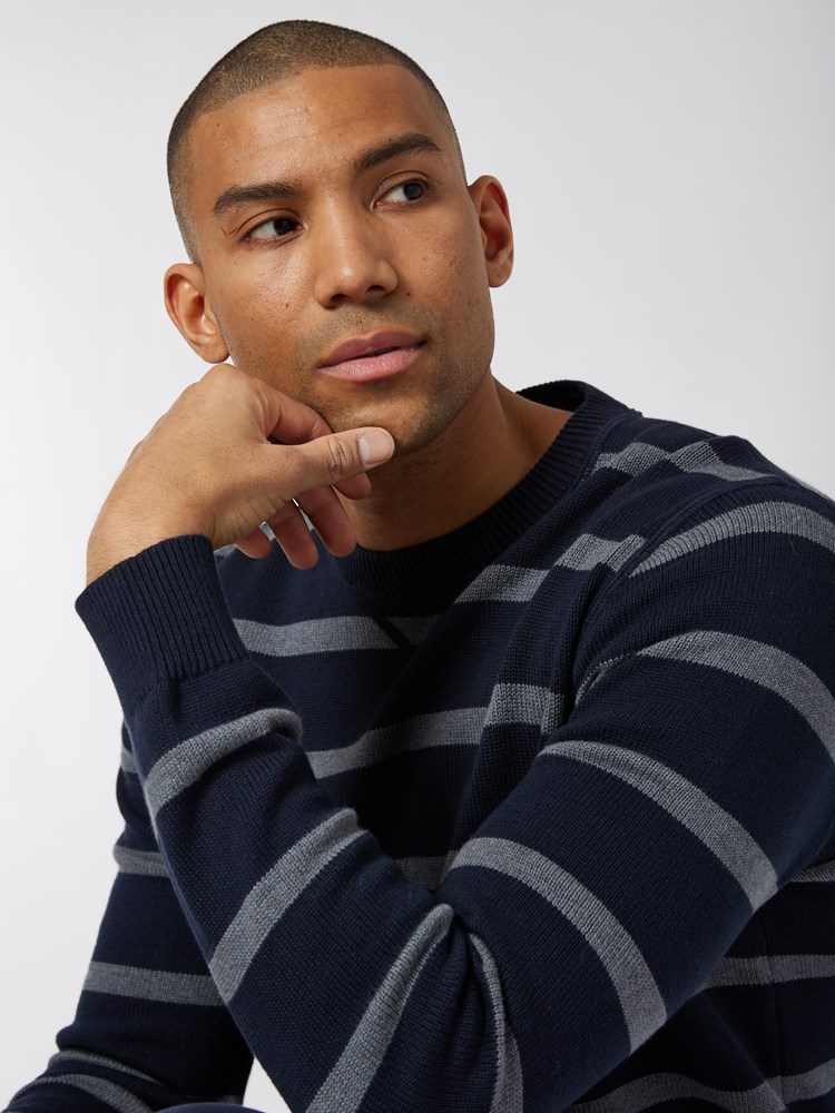 Antibes stripet genser 7500335_I3O-JEANPAUL-W22-Modell-Front_7359.jpg_