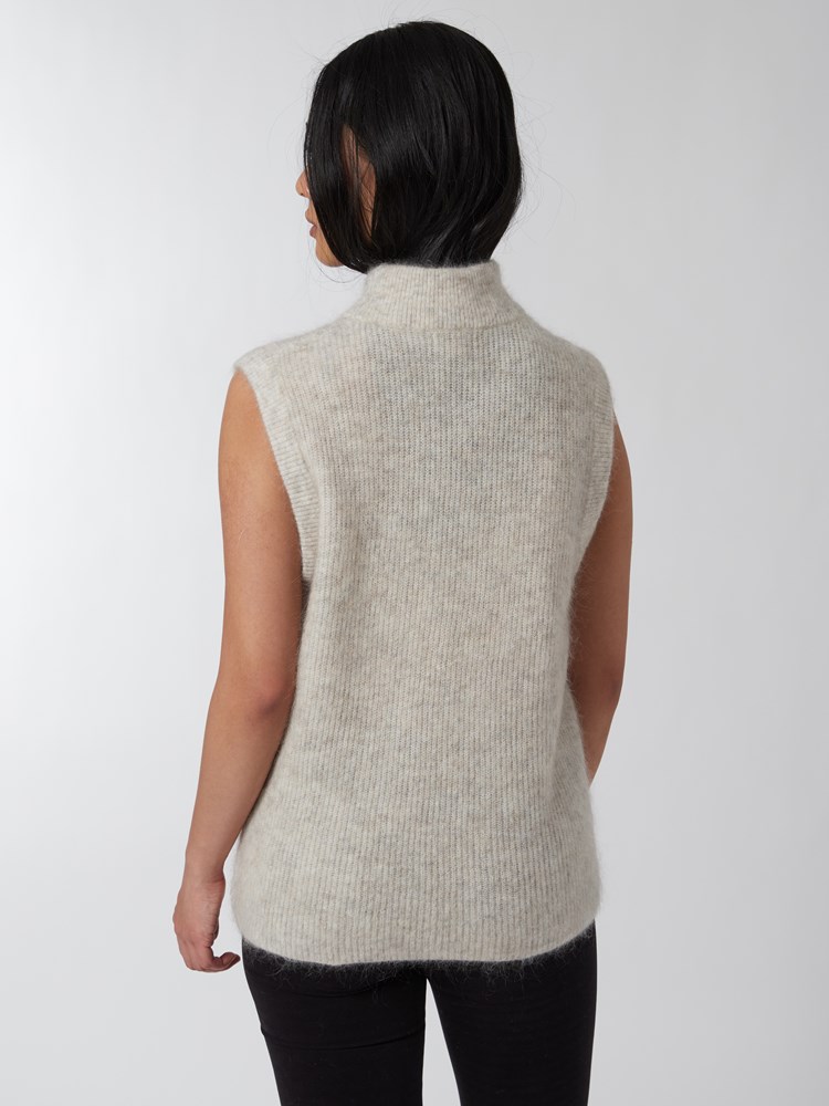 Petronella vest 7500340_I3O-JEANPAUL-A22-Modell-Back_2590_Petronella vest I3O_Petronella vest I3O 7500340.jpg_Back||Back