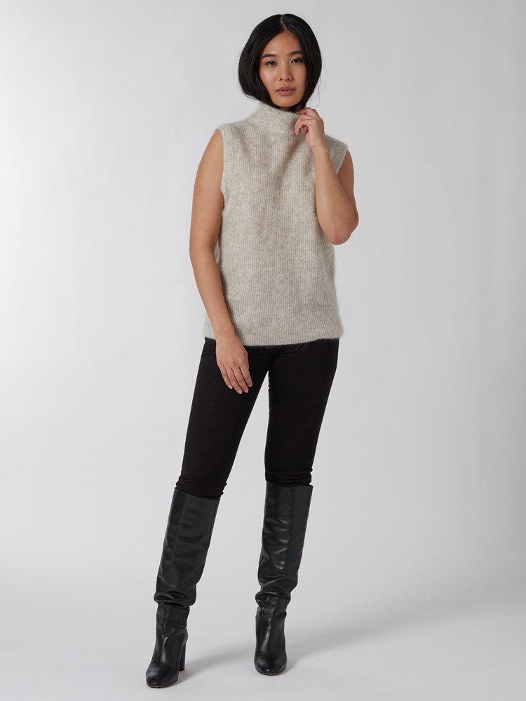 Petronella vest 7500340_I3O-JEANPAUL-A22-Modell-Front_2407_Petronella vest I3O_Petronella vest I3O 7500340.jpg_Front||Front