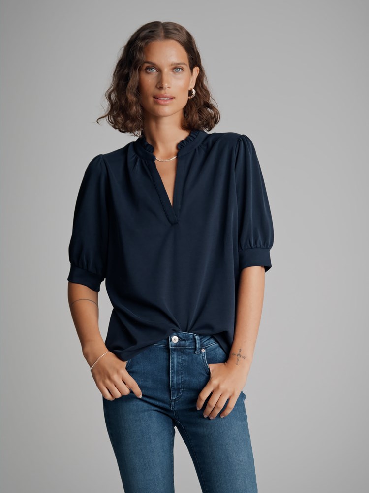 Valensia jerseybluse 7500384_EM1-MARIEPHILIPPE-A22-Modell-Front_chn=match_4874_Valensia jerseybluse EM1_Valensia jerseybluse EM1 7500384.jpg_Front||Front