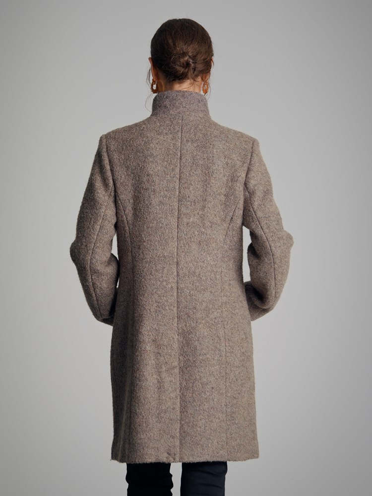 Marita boucle kåpe 7500412_AMU-MARIEPHILIPPE-A22-Back_2165_Marita boucle kåpe_Marita boucle kåpe AMU_Marita boucle kåpe AMU 7500412.jpg_Back||Back