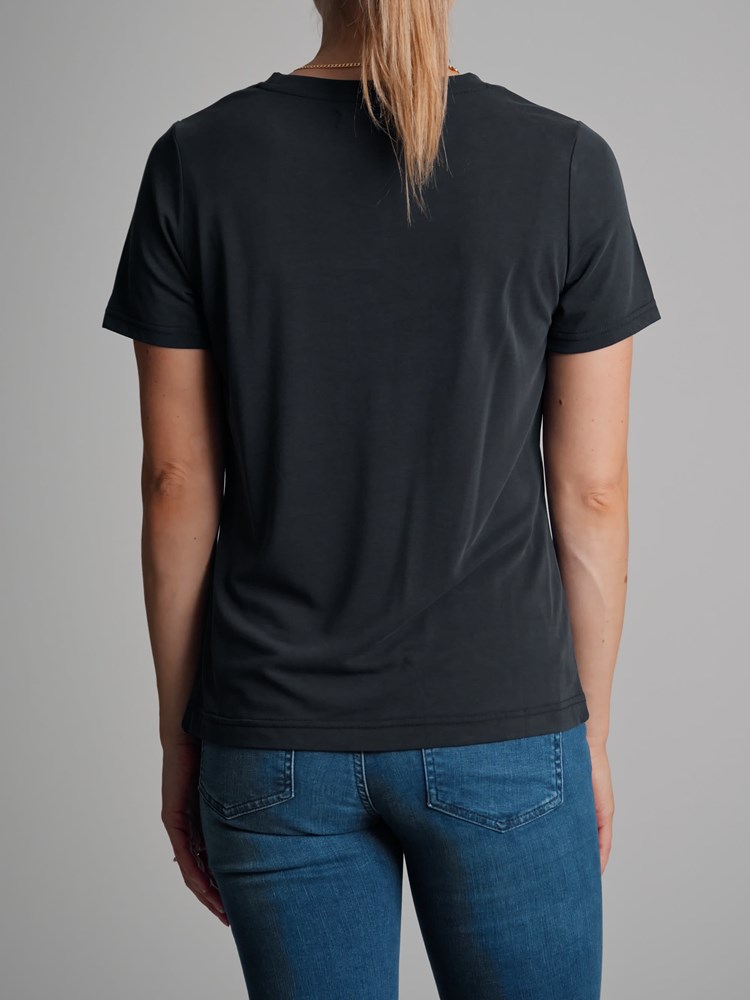 Lisa t-skjorte 7500457_CAB-DONNA-A22-Modell-Back_chn=match_6899_Lisa t-skjorte CAB_Lisa t-skjorte CAB 7500457.jpg_Back||Back