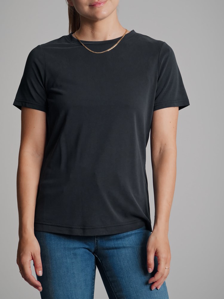 Lisa t-skjorte 7500457_CAB-DONNA-A22-Modell-Front_chn=match_34_Lisa t-skjorte CAB_Lisa t-skjorte CAB 7500457.jpg_Front||Front