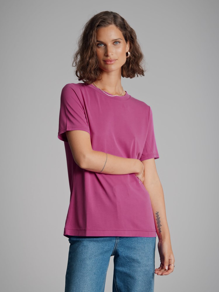 Lisa t-skjorte 7500457_MUG-DONNA-A22-Modell-Front_chn=match_1496_Lisa t-skjorte MUG_Lisa t-skjorte MUG 7500457.jpg_Front||Front