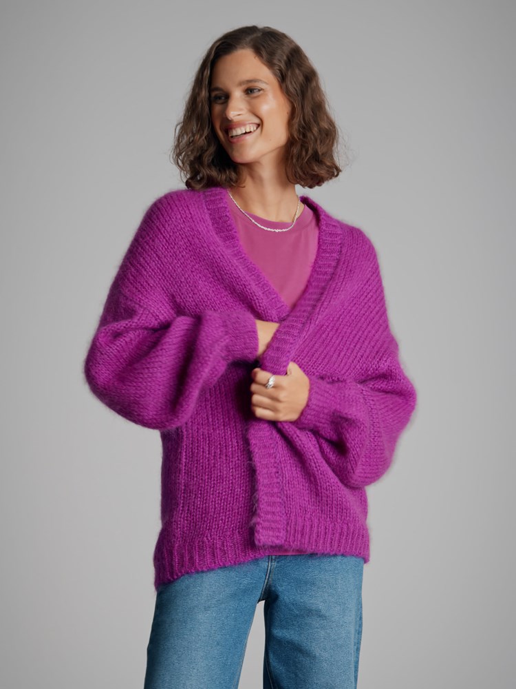 Embla cardigan 7500472_MUG-DONNA-A22-Modell-Front_chn=match_6084_Embla cardigan MUG_Embla cardigan MUG 7500472.jpg_Front||Front
