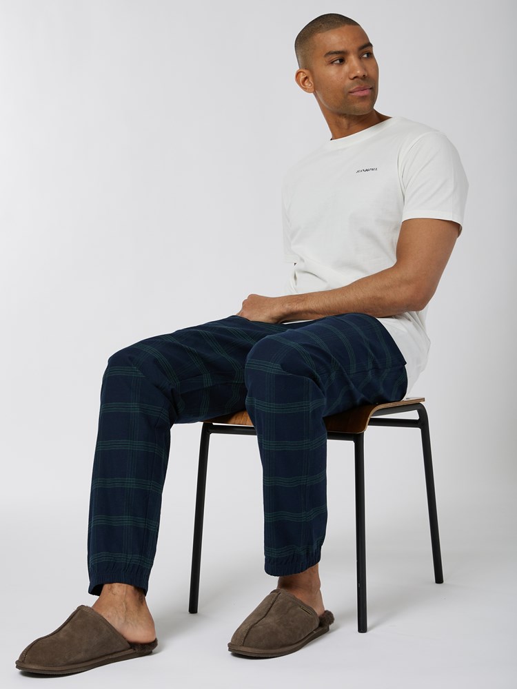 Josue pysjamas 7500575_EM6-JEANPAUL-W22-Modell-Front_3768_Josue pysjamas EM6.jpg_Front
