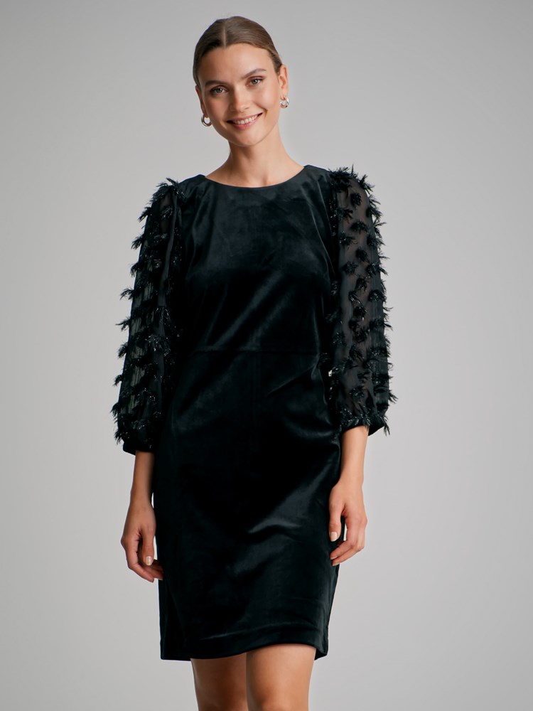 Ingrid velourkjole 7500595_CAB-MARIEPHILIPPE-W22-Modell-Front_chn=match_5830_Ingrid velourkjole CAB.jpg_Front||Front